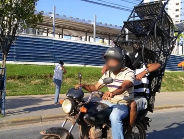 Passageiro segura cadeiras e no se apoia na motocicleta