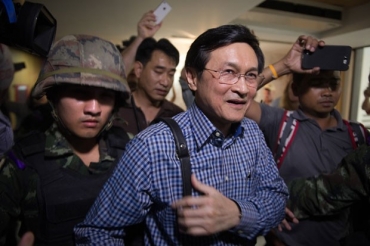 O ministro da educao da Tailndia, Chaturon Chaisang,  detido por militares durante uma coletiva de imprensa em Bangcoc. Ele havia se recusado a se entregar ao novo governo aps intimao da junta militar que aplicou um golpe no pas