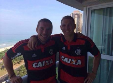 Lukas Podolski e Bastian Schweinsteiger j vestiram a camisa do Flamengo