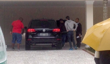 Neymar deixa sua casa no Guaruj em direo a Granja Comary