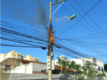 Caixa de medio de energia em poste pegou fogo