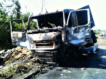Carreta pegou fogo aps acidente, mas motorista saiu ileso