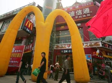 Rede de fast-food parou de vender alimentos de fornecedor acusado de adulterar a validade das carnes na China