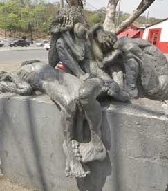 Escultura em memria das vtimas da chacina conhecida como Massacre do 
