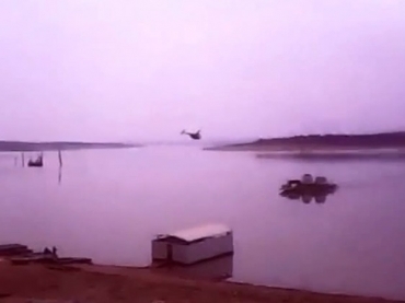 Vdeo mostra momento de queda de helicptero em Fama, no Lago de Furnas
