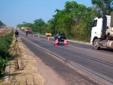 Motociclista morreu na manh desta segunda na BR-163, em Rondonpolis (MT). (Foto: Wesley Mendona/TVCA Rondonpolis)