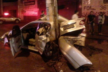 Rapaz colidiu com carro furtado na Avenida Carmindo de Campos, na Capital