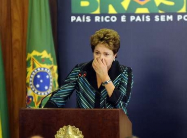 A presidente Dilma Rousseff se emociona ao falar sobre as vtimas e parentes de mortos e desaparecidos da ditadura, em cerimnia de entrega do relatrio final da Comisso Nacional da Verdade, nesta quarta-feira