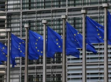 Bandeiras da UE vistas fora da sede da Comisso Europeia em Bruxelas. 10/09/2014