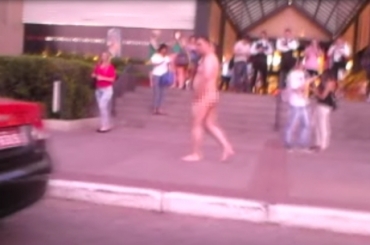 Mais uma pessoa foi flagrada andando pelada pelas ruas de Porto Alegre