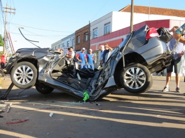 Honda Civic ficou destrudo aps coliso contra poste que matou dois jovens em Bento Gonalves