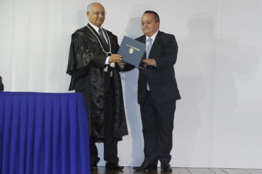 Governador eleito recebe o diploa das mos do presidente do TRE, desembargador Juvenal Pereira