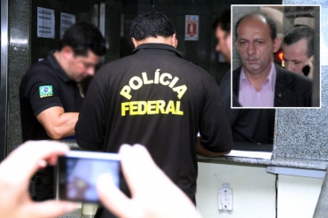 O governador Silval Barbosa (detalhe) teve priso decretada por porte ilegal de arma, durante a operao