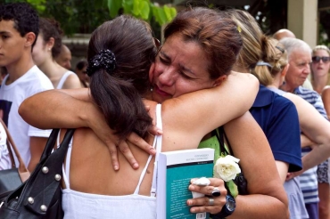 Ato na Praa Saldanha Marinho, em Santa Maria, distrubui abraos a familiares das vtimas do incndio na Boate Kiss, que matou 242 pessoas, na data que marca um ano da tragdia