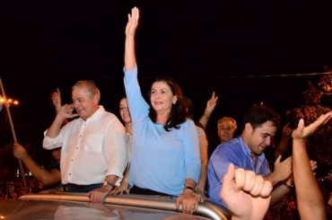 Ao lado do marido Neudo Campos, Suely Campos comemora vitria nas Eleies 2014. Ela escolheu duas irms para secretarias