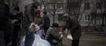 Moradores de Mariupol recebem ajuda humanitria aps ataque que matou dezenas de pessoas