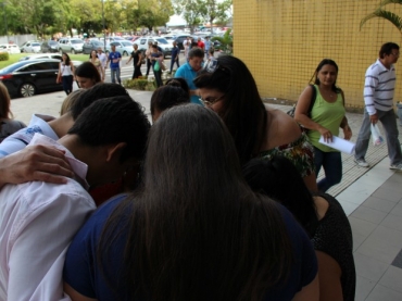 Grupo fez oraes antes de entrar em salas para fazer prova do XV Exame