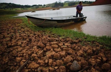 Runas da cidade de Igarata, em So Paulo, na reserva do Jaguari, atingida pela seca.