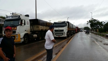 Em Rondonpolis fila de carretas chegou  10 quilmetros na tarde de sexta-feira