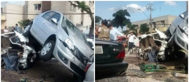 Veculos estacionados ficaram destrudos com o impacto; motorista do Jaguar teve apenas ferimentos leves