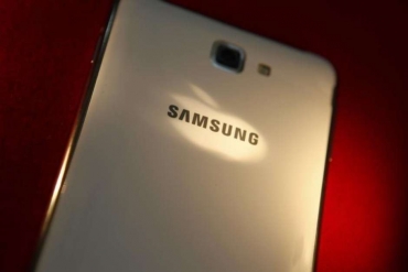 O Samsung Galaxy S6 Edge, com tela encurvada, pode custar 1,049 mil euros