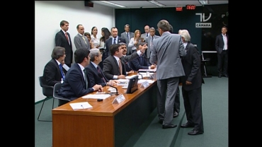 Deputados discutem durante reunio para elaborao do roteiro de trabalhos e deliberao de requerimentos da CPI da Petrobras