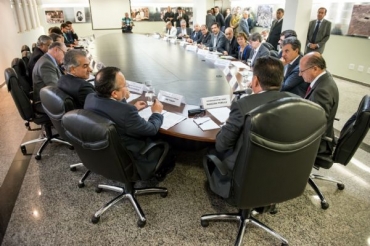 Pedro Taques com governadores, em Goinia: defesa da cobrana do recebimento dos recursos arrecadados com a Cide, que incide sobre os combustveis