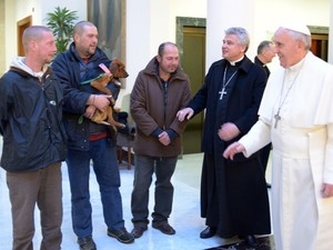 O Papa Francisco em 2013 com moradores de rua que ele convidou para seu aniversrio 