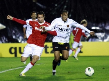 Leandro Damio e Bruno Aguiar disputam jogada na partida que teve um tempo bom para cada time
