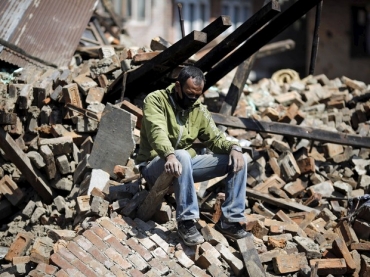Um homem senta-se sobre os escombros de sua casa danificada aps o terremoto de sbado, em Bhaktapur 