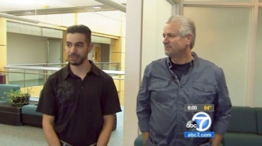 Michael Buelna, policial de Santa Ana, na Califrnia, se reuniu com Robin Barton neste domingo (26)