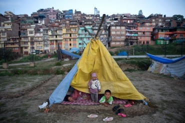 Famlia nepalesa  vista em tenda improvisada aps sua casa ser destruda por terremoto em Katmandu, no Nepal 