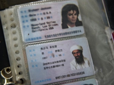 Carteiras de identidade com fotos do terrorista Osama bin Laden e o msico Michael Jackson so vendidas na China
