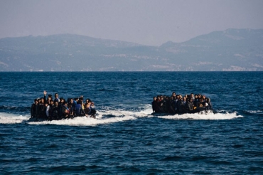 Migrantes chegam de barco na ilha grega de Lesbos aps atravessarem o mar desde a Turquia nesta sexta-feira (9)