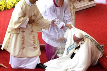 O papa Francisco caiu durante uma missa hoje na Polnia, onde participa da Jornada Mundial da Juventude Daniel dal Zennaro