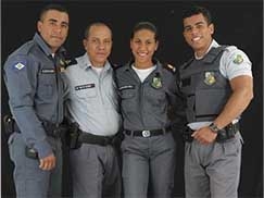 O subtenente da Polcia Militar, Sebastio Cludio de Souza, e os filhos: os trs se espelharam nele para escolher a profisso