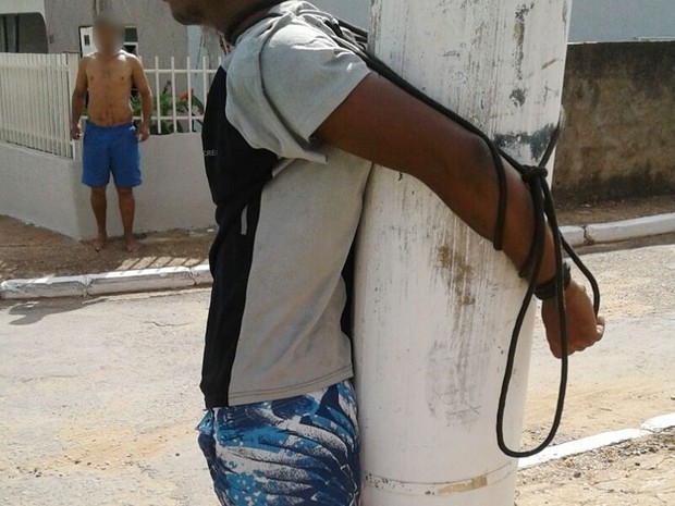 Moradores amarraram ladro em poste at a chegada da polcia em Cuiab (Foto: Divulgao/PM)