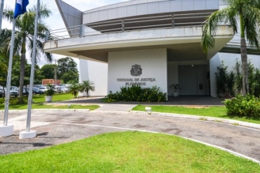 A fachada do Tribunal de Justia de Mato Grosso, que avalia fechar comarcas