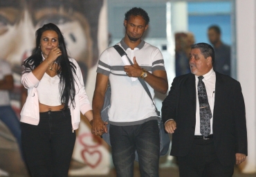Goleiro Bruno sai da Apac ao lado da mulher e do advogado. (Foto: Flvio Tavares/Hoje Em Dia/Estado Contedo/Divulgao)