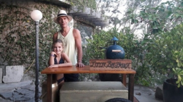 Mrio Gomes com a filha caula, Catarina, na carrocinha que ele mesmo construiu para vender seus hambrgueres