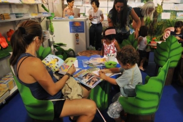 Os livros infantis tm papel fundamental na formao das crianas e ajudam inclusive no processo de alfabetizao -Elza Fiza/Arquivo Agncia Brasil