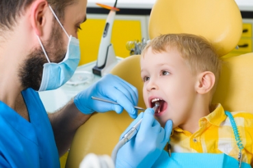 A idade ideal para levar a criana na primeira consulta ao odontopediatra  a partir dos seis meses