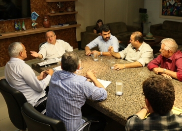 O prefeito Zema Fernandes durante audincia com Pedro Taques e os Deputados Wagner Ramos e Saturnino Masson.