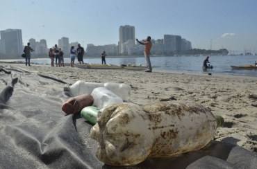 Garrafas PET poluem praias e rios e causam outros danos ao meio ambiente - Arquivo/Fernando Frazo/Agncia Brasil
