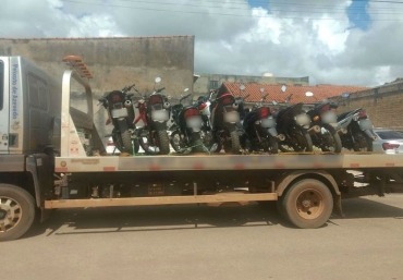 Polcia flagra 14 alunos usando motocicletas para ir  escola e apreende veculos em Peixoto de Azevedo  Foto: Divulgao