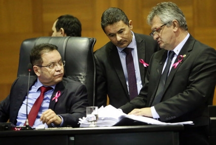 O presidente da Assembleia, Eduardo Botelho, e os deputados Dilmar Dal'Bosco e Joo Batista, durante sesso de tera-feira