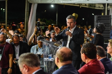 O governador Mauro Mendes, durante fala no evento - Foto por: Tchelo Figueiredo