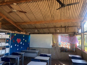 Escola Municipal Santa Claudina funciona em antiga baia de cavalos  Foto: Defensoria Pblica