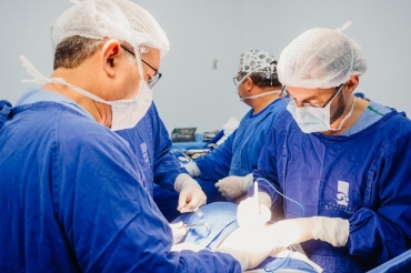 Procedimento de transplante durou cerca de quatro horas e o paciente segue em recuperao - Foto por: Assessoria Hospital Santa Rosa