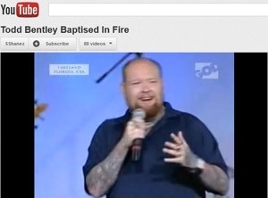 O pastor tatuado Todd Bentley em um dos seus cultos, em vdeo postado no YouTube.